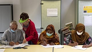 متطوع في جمعية CeCler يعطي درسا في اللغة الفرنسية لمجموع�� من اللاجئين الذين يعيشون في ملجأ الجمعية - أغسطس 2020.
