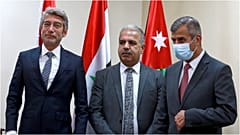  وزير الطاقة والثروة المعدنية الاردني صالح الخرابشة (يمين) خلال مؤتمر صحفي في عمّان مع نظيريه السوري بسام طعمة (وسط) ووليد فياض الخميس 28 أكتوبر 2021
