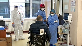 Un enfermo de COVID es atendido en un hospital