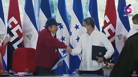 Los presidentes Daniel Ortega y Juan Orlando Hernández, este miércoles 27 de octubre en Managua. 