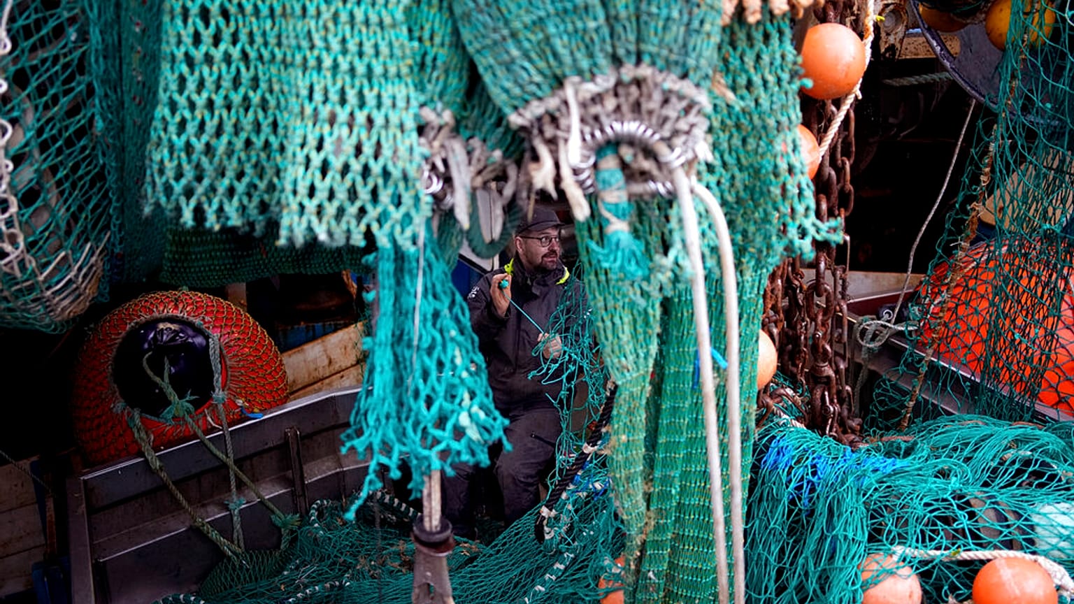 Un pêcheur à Boulogne-sur-mer le 15 octobre 2021