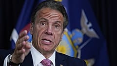 Cuomo egy májusi, New York-i sajtóértekezletén