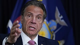 Cuomo egy májusi, New York-i sajtóértekezletén