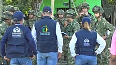 Un equipo de la Defensoría del Pueblo habla con varios militares retenidos por cocaleros en la región del Catatumbo