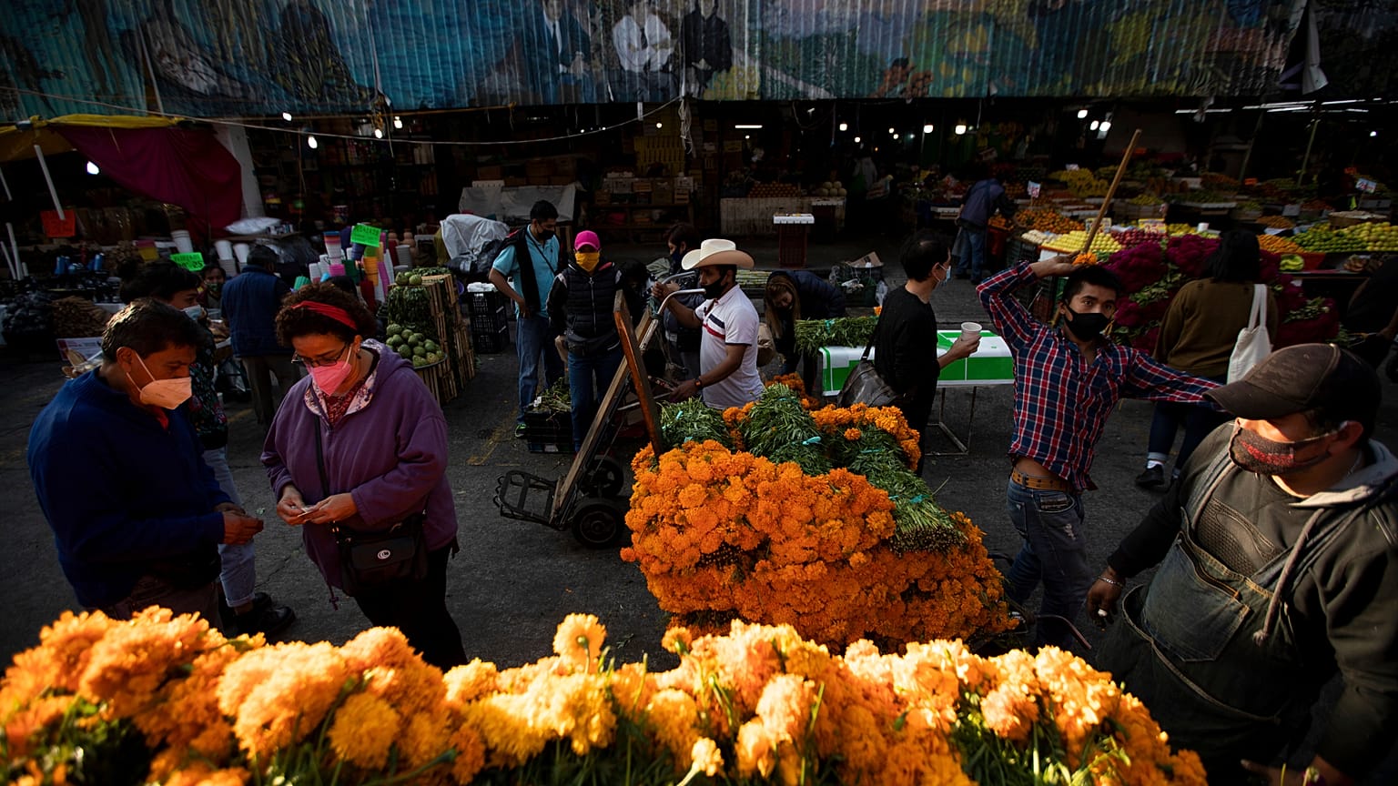 Los clientes compran flores en el Mercado de Jamaica, 29/10/2021, Ciudad de México, México