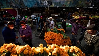 Los clientes compran flores en el Mercado de Jamaica, 29/10/2021, Ciudad de México, México