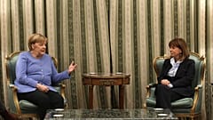 Almanya Başbakanı Angela Merkel (sol), Yunanistan Cumhurbaşkanı Katerina Sakelaropulu