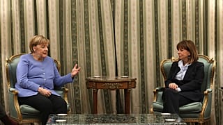 Almanya Başbakanı Angela Merkel (sol), Yunanistan Cumhurbaşkanı Katerina Sakelaropulu