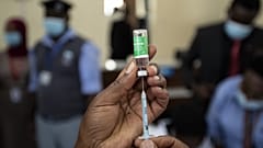 AstraZeneca oltás beadása előtt a Kenyatta kórházban, Nairobiban