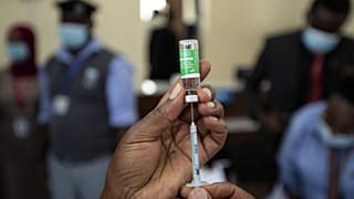 AstraZeneca oltás beadása előtt a Kenyatta kórházban, Nairobiban