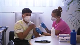 Vakcina beadása egy osztrák oltóponton