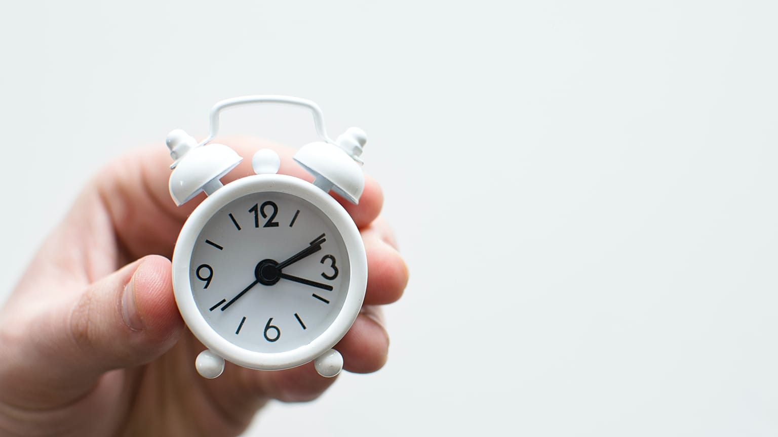 Drehen wir die Uhr vor oder zurück? Bekommen wir mehr oder weniger Schlaf dieses Wochenende?