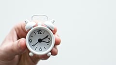 Drehen wir die Uhr vor oder zurück? Bekommen wir mehr oder weniger Schlaf dieses Wochenende?