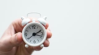 Drehen wir die Uhr vor oder zurück? Bekommen wir mehr oder weniger Schlaf dieses Wochenende?