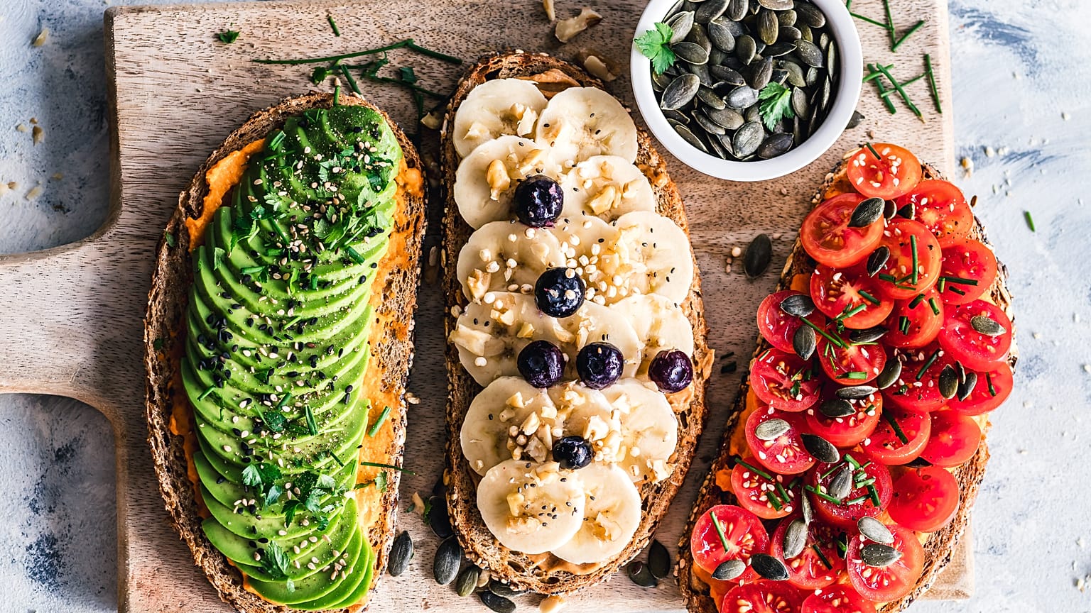 Viel Obst und Gemüse und dazu Nüsse und Körner 