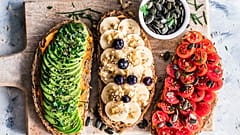 Viel Obst und Gemüse und dazu Nüsse und Körner 