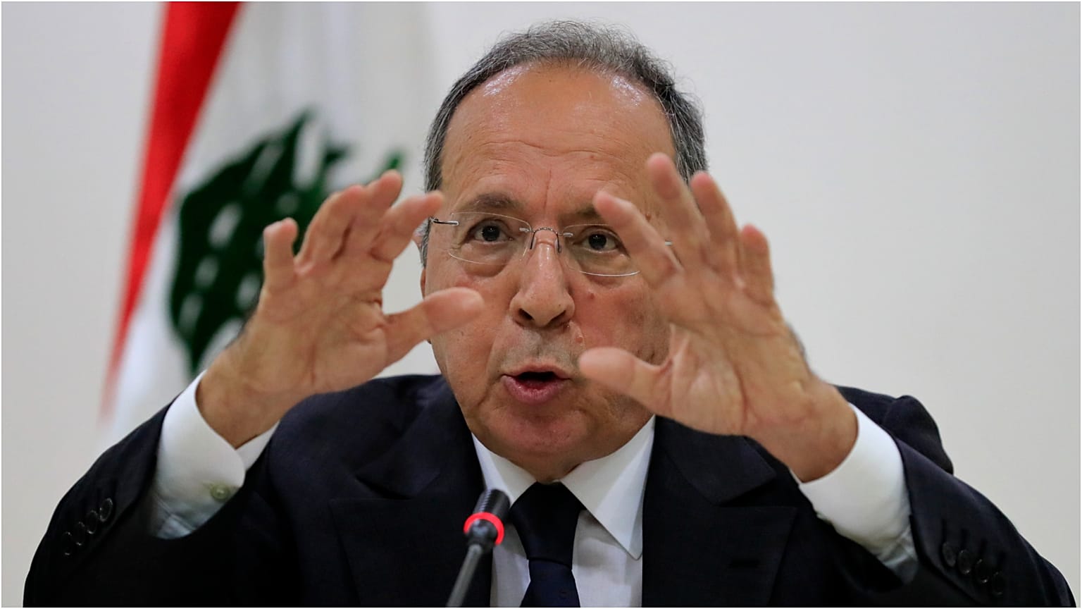 النائب اللبناني جميل السيد خلال مؤتمر صحفي عقده في بيروت 29 أكتوبر 2021 للدفاع عن نفسه تجاه الاتهامات الأمريكية له بالفساد وسوء استخدام منصبه