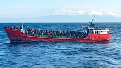 Girit Adası açıklarında kurtarılan 400 göçmeni taşıyan yük gemisi