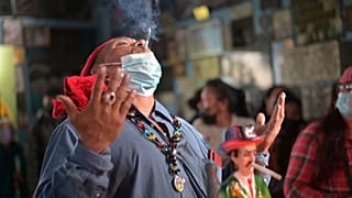 نثار مشروب و توتون به «امیر معجزات» در گواتمالا