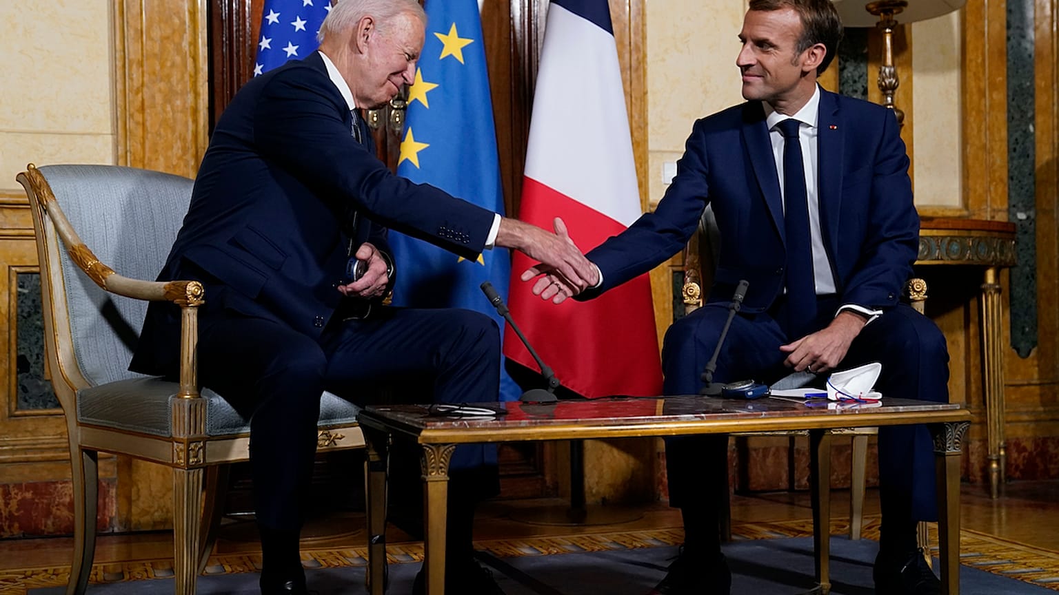 Joe Biden et Emmanuel Macron lors de leur rencontre au Vatican, vendredi 29 septembre 2021