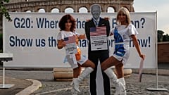 Avaaz-Aktivistinnen vor dem Kolosseum in Rom