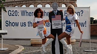 Avaaz-Aktivistinnen vor dem Kolosseum in Rom