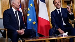 El presidente de Estados Unidos, Joe Biden conversa con el presidente francés, Emmanuel Macron, durante una reunión del G20 en Roma, el 29 de octubre de 2021. 