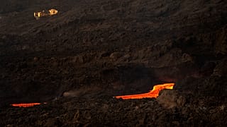 نهر من الحمم يسيل من قمة كومبري فييخا 