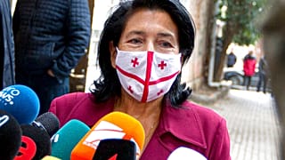 La présidente géorgienne Salomé Zourabichvili s'adressant aux journalistes lors du second tour des élections municipales à Tbilissi, samedi 30 octobre 2021.