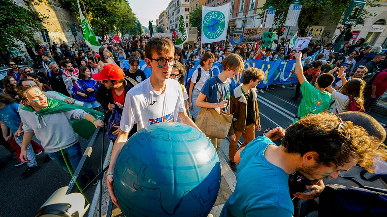 Klímatüntetők zártak le utakat a G20-csúcstalálkozó előtt Rómában