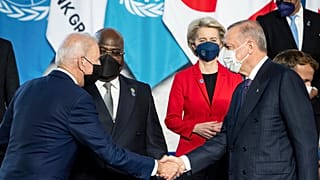 تصافح الرئيسان بايدن وإردوغان قبل البدء بأعمل قمة العشرين في روما 30 أكتوبر 2021