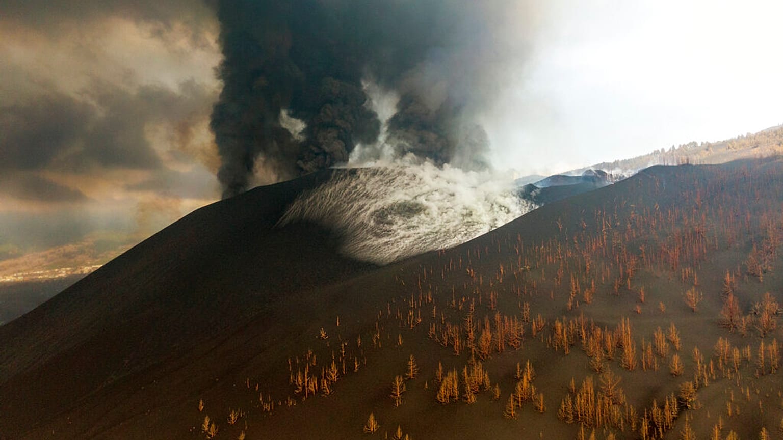 Canarie, dopo 40 giorni di eruzione il vulcano diventa turistico: alberghi e voli esauriti