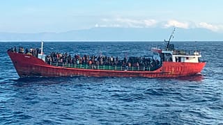 هناك نحو 400 مهاجرة على متن السفينة الصغيرة 