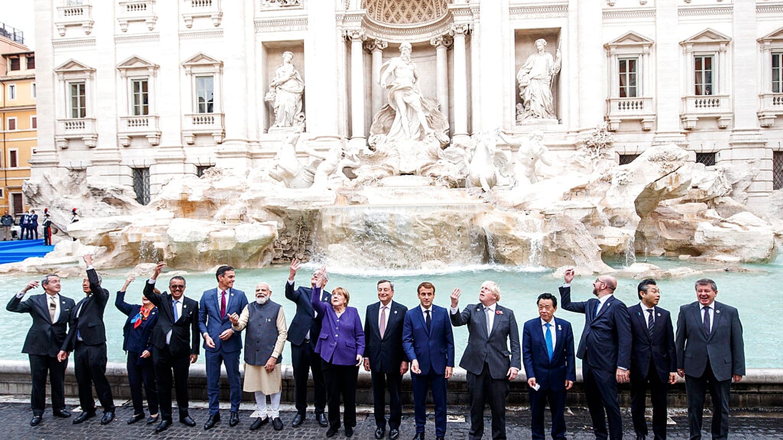 G20 liderleri, 31 Ekim 2021 Pazar günü Roma'daki G20 zirvesi için düzenlenen bir etkinlik sırasında Trevi Çeşmesi'nin önünde poz verdi