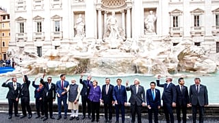 G20 liderleri, 31 Ekim 2021 Pazar günü Roma'daki G20 zirvesi için düzenlenen bir etkinlik sırasında Trevi Çeşmesi'nin önünde poz verdi