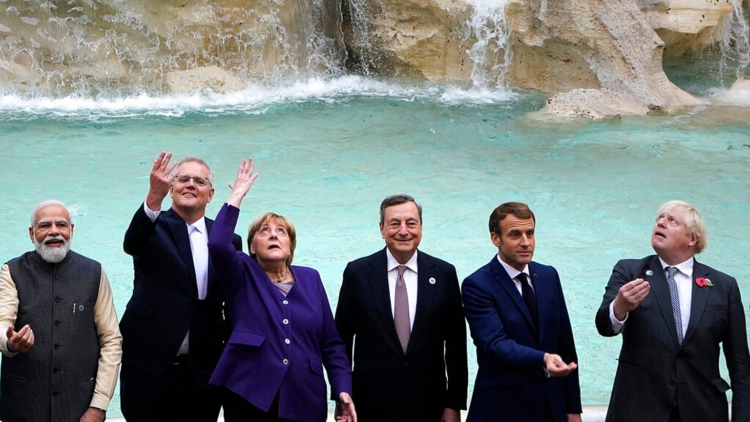 Los líderes del G20 lanzan una moneda a la Fontana di Trevi, Roma, Italia