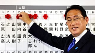 Japonya Başbakanı Kişida, Tokyo'daki parti merkezinde bir panoya başarılı genel seçim adaylarının isimlerinin rozetlerini ekliyor