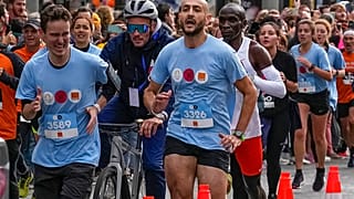 Eliud Kipchoge entouré de coureurs à Paris le 31 octobre 2021