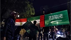 تظاهرات حامیان پادشاهی سعودی در برابر سفارت عربستان در لبنان با پرچم‌های مصر، امارات و عربستان