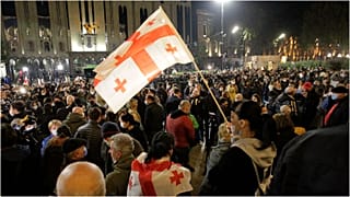 أنصار الحركة الوطنية المتحدة المعارضة في جورجيا يحتشدون أمام مبنى البرلمان في تبليسي للاحتجاج على نتائج التصويت في الانتخابات التشريعية، 31 أكتوبر 2021