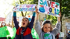 Gyerekek tüntetnek a bolygó jövőjéért a Friday for Future egyik eseményén, 2021. szeptember 24-én Londonban