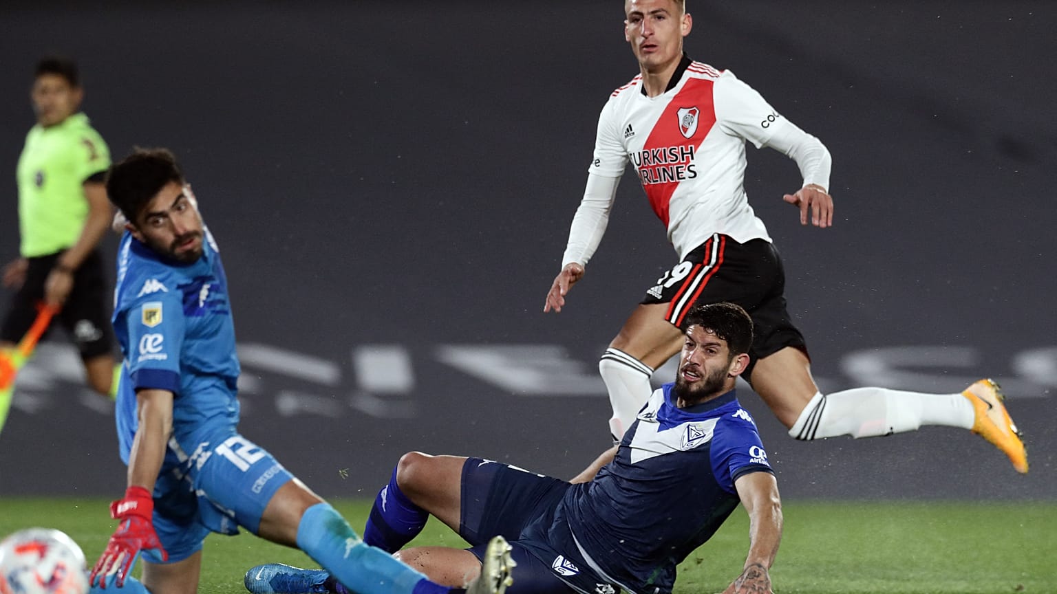 برايان روميرو مهاجم ريفر بليت، خلال مباراة الدوري الأرجنتيني للمحترفين في ملعب مونومينتال في بوينس آيرس.