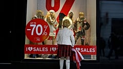 Βιτρίνα στην οδό Ερμού στην Αθήνα - φώτο αρχείου