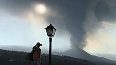 Dos personas contemplan el Cumbre Vieja