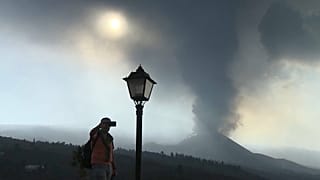 Dos personas contemplan el Cumbre Vieja