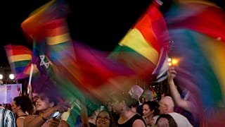 İsrail'in Tel Aviv kentinde eşcinsel topluma karşı eşitsizlik olduğu iddiasıyla protesto gösterisi düzenleyen kalabalık (arşiv) 