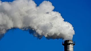 Una chimenea humea en una fábrica en Heiligengrabe, Alemania, el jueves 28 de octubre de 2021