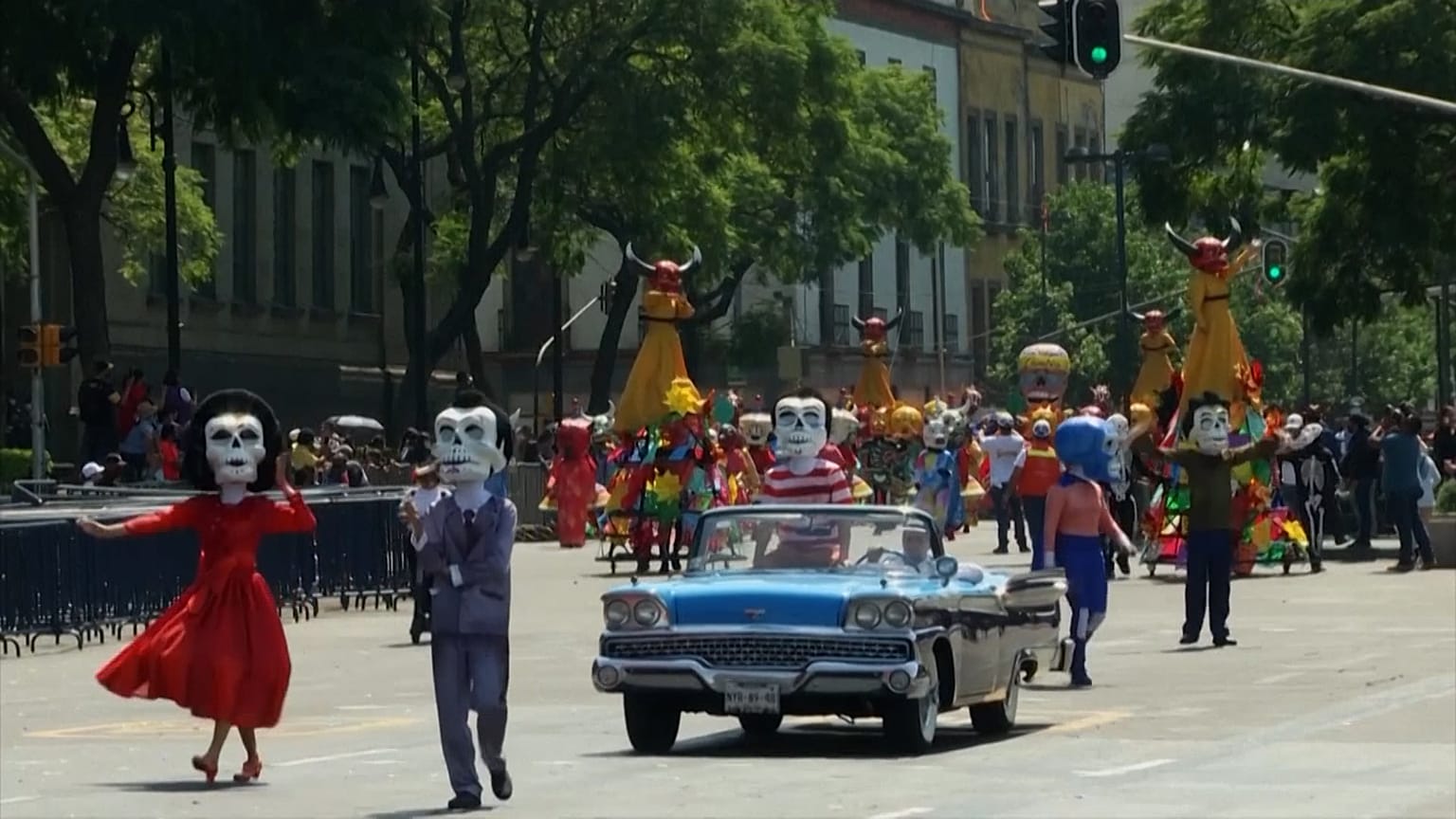 Halottak napi felvonulás egy James Bond-film jegyében