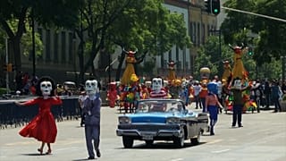 Halottak napi felvonulás egy James Bond-film jegyében