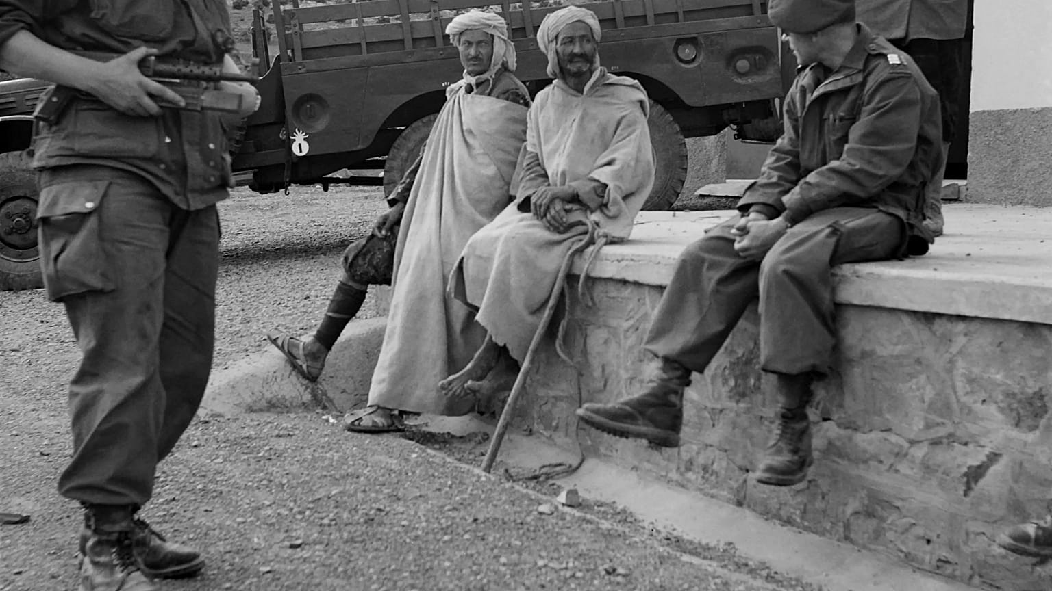 جنود مظليون من الجيش الفرنسي يستجوبون الفلاحين في منطقة أوريس، في 12 نوفمبر 1954 